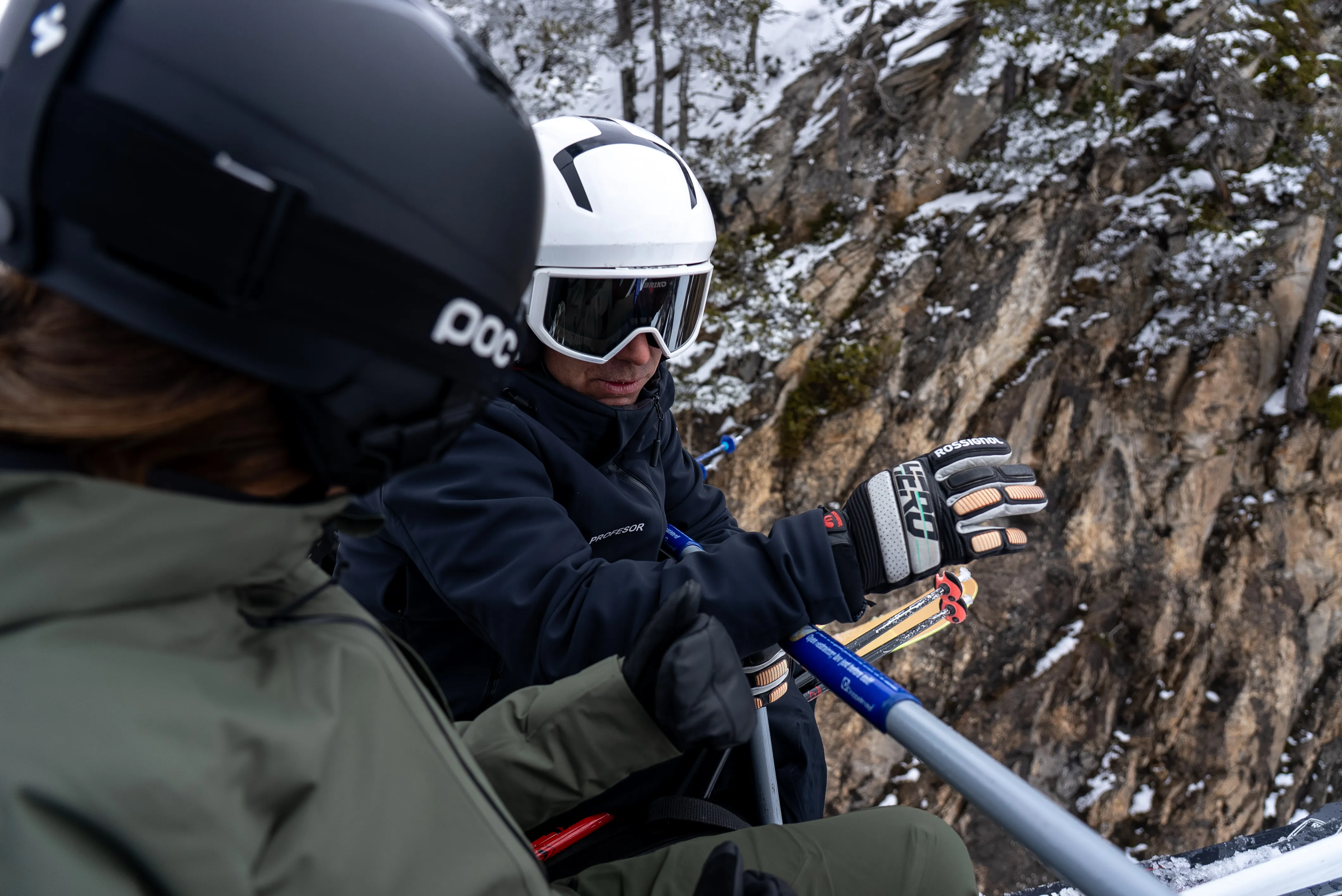 Clase de esquí en una silla comentando lo que han visto en una app en Baqueira