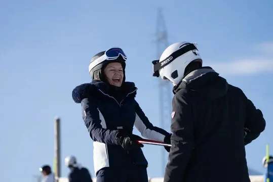 Adulto debutante mirando la pista de esquí con expresión de respeto antes de su primera clase en Baqueira