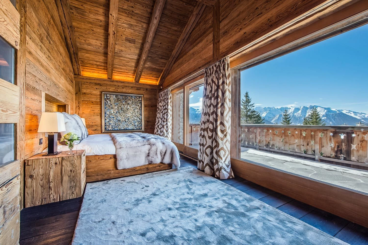 Habitación hotel familiar con chimenea en Baqueira Beret — alojamiento ideal para familias con niños