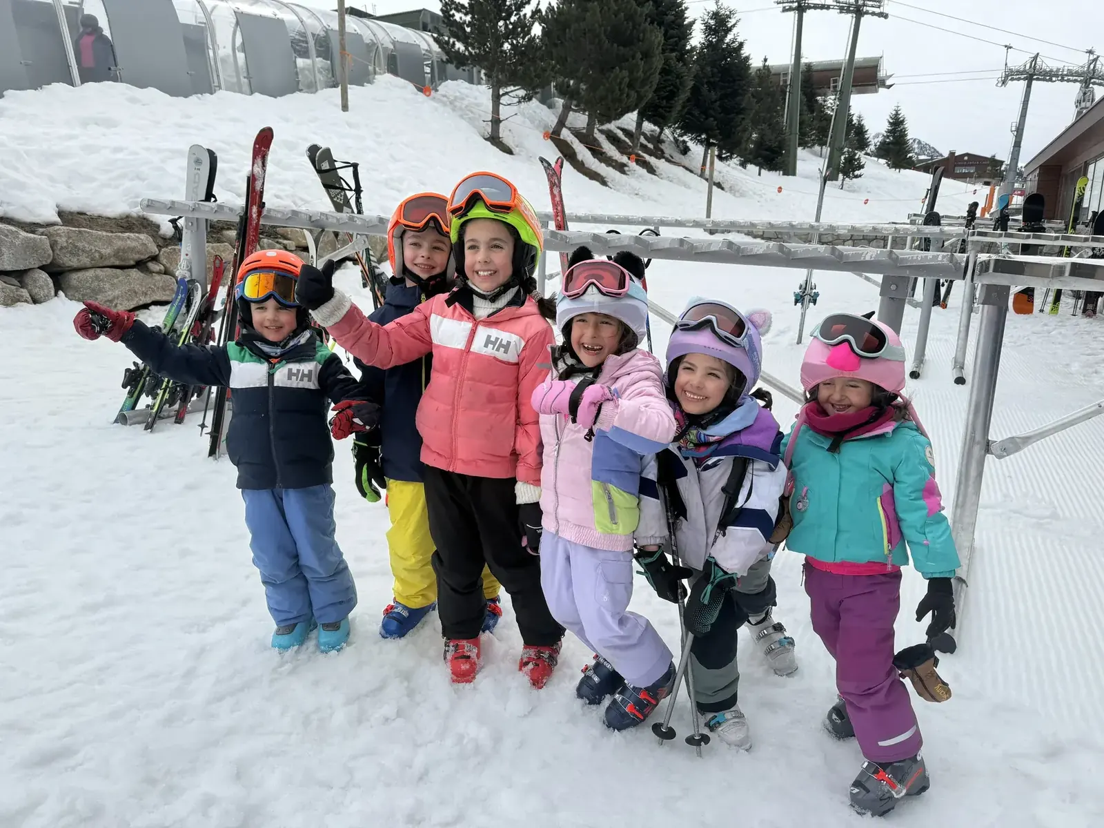 Groupe de jeunes débutants d'Alpine Ski Academy avant leur cours à Baqueira Beret