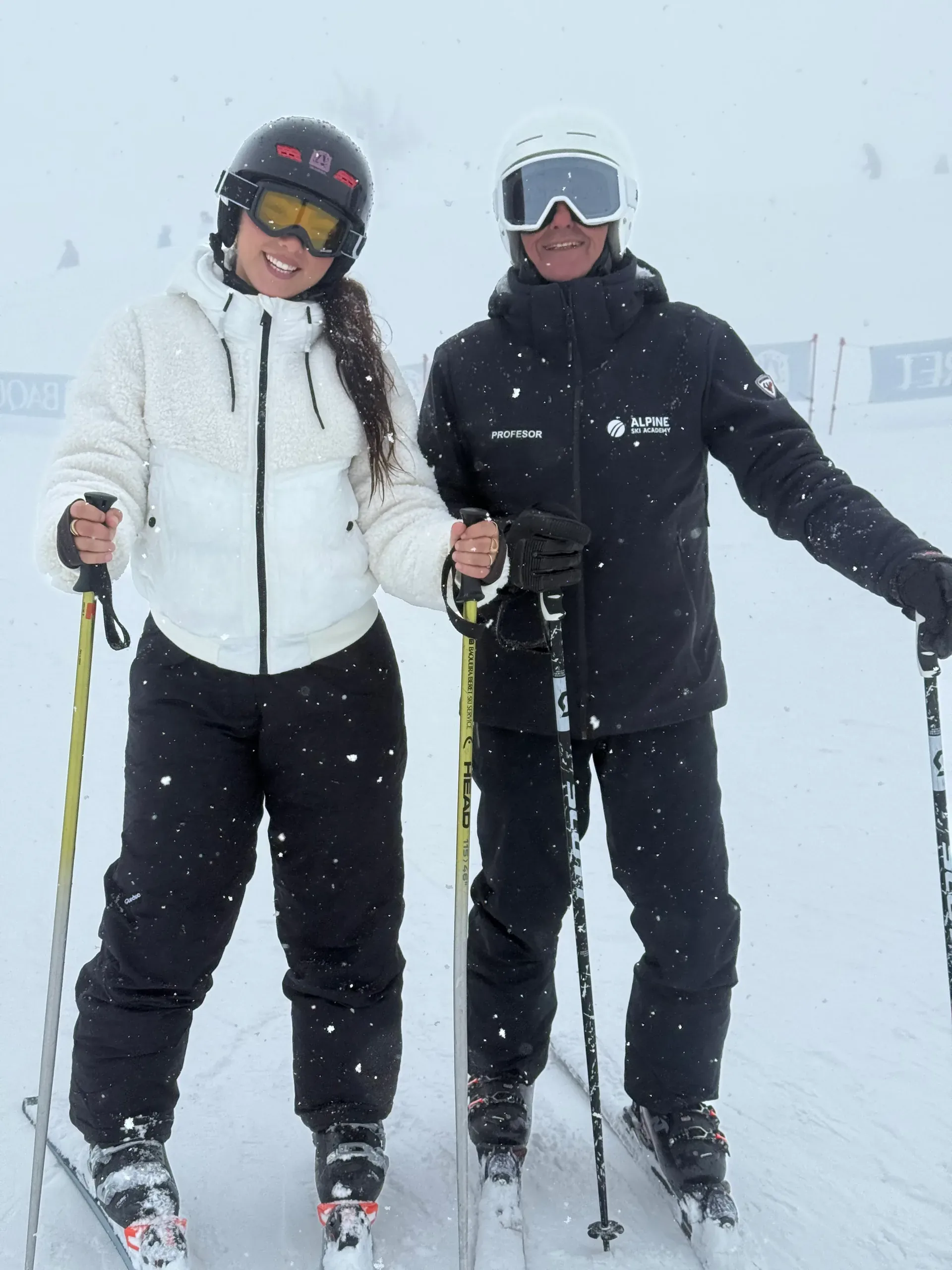 Élève et moniteur d'Alpine Ski Academy lors de sa première journée de ski à Baqueira Beret