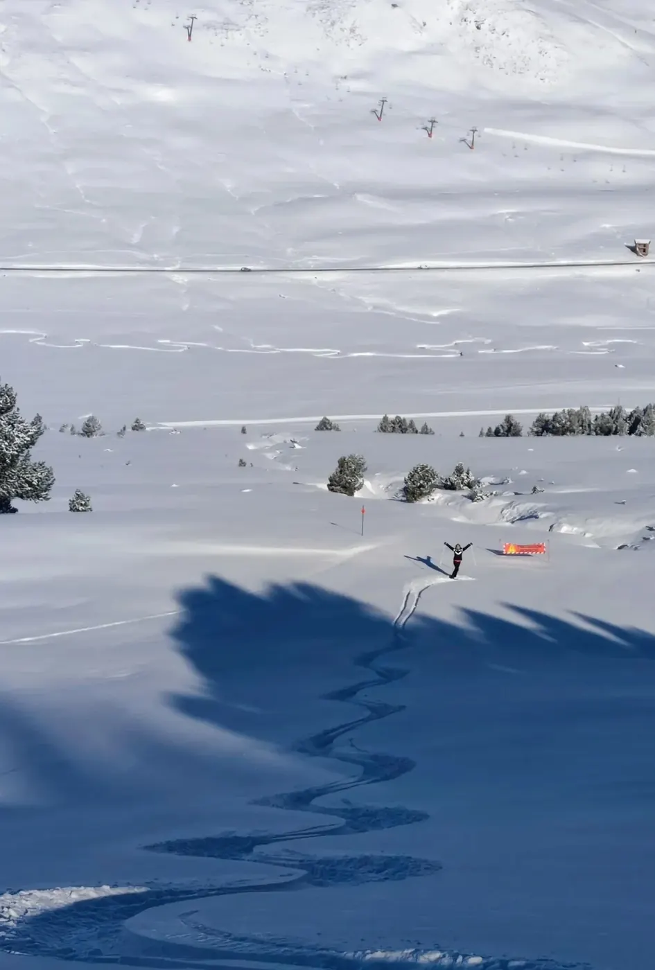 Aluna a progredir em neve fresca em Baqueira Beret — Alpine Ski Academy