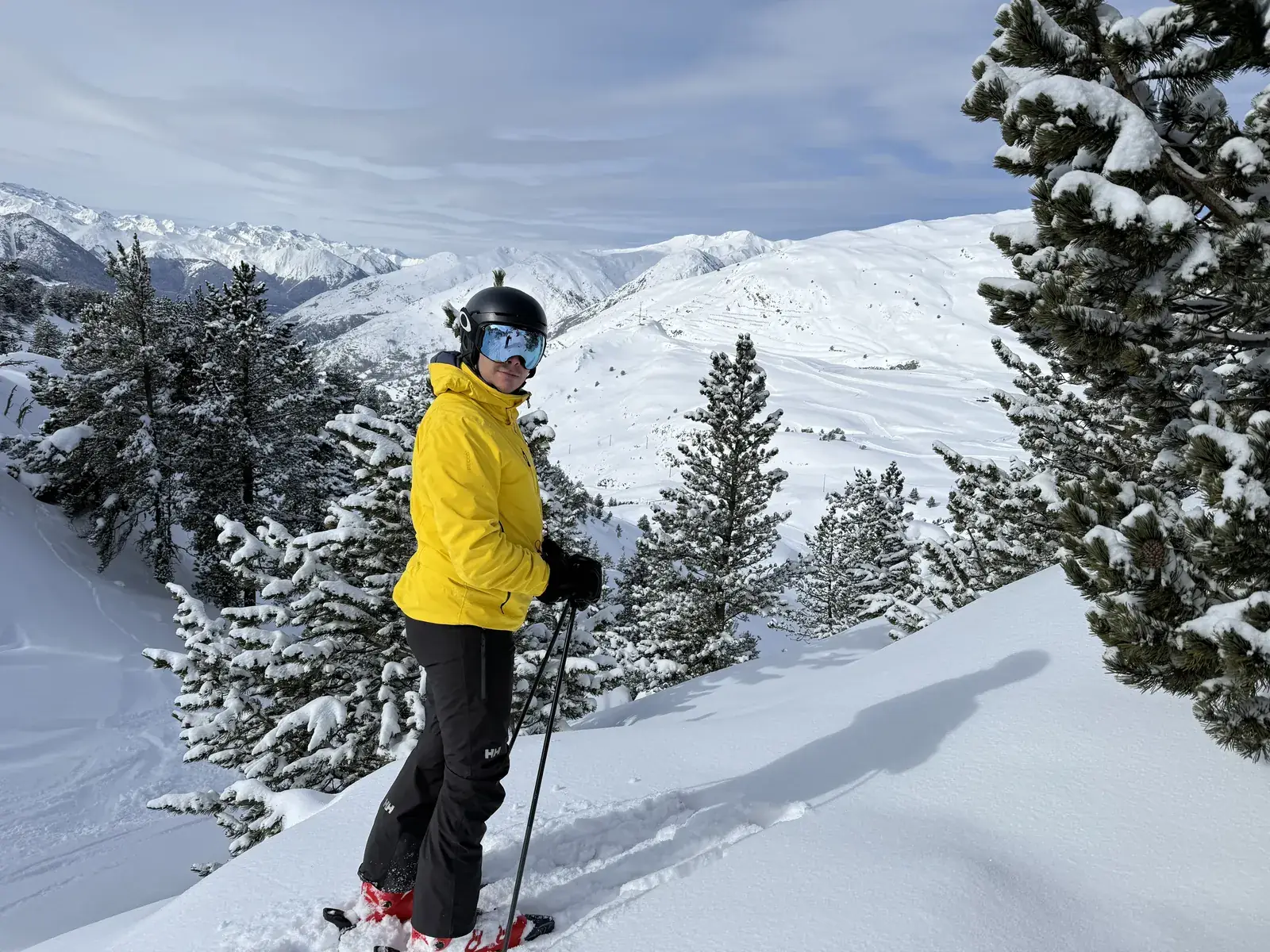 Esquiador a iniciar-se no freeride junto à pista em Baqueira Beret — Alpine Ski Academy