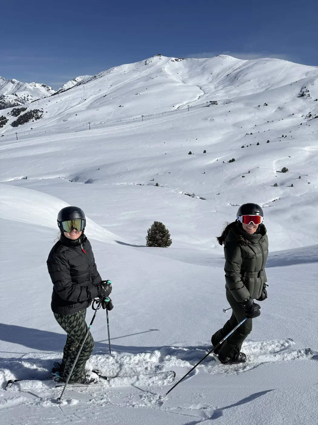 Instrutor com alunas numa aula a avaliar as condições da neve antes de uma sessão de freeride em Baqueira Beret — Alpine Ski Academy