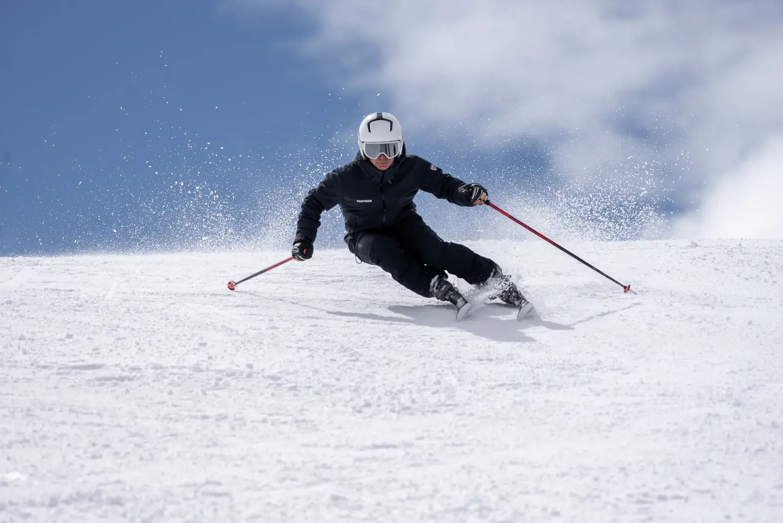 Profesor de Alpine Ski Academy esquiando en carving con sensores Carv en Baqueira Beret