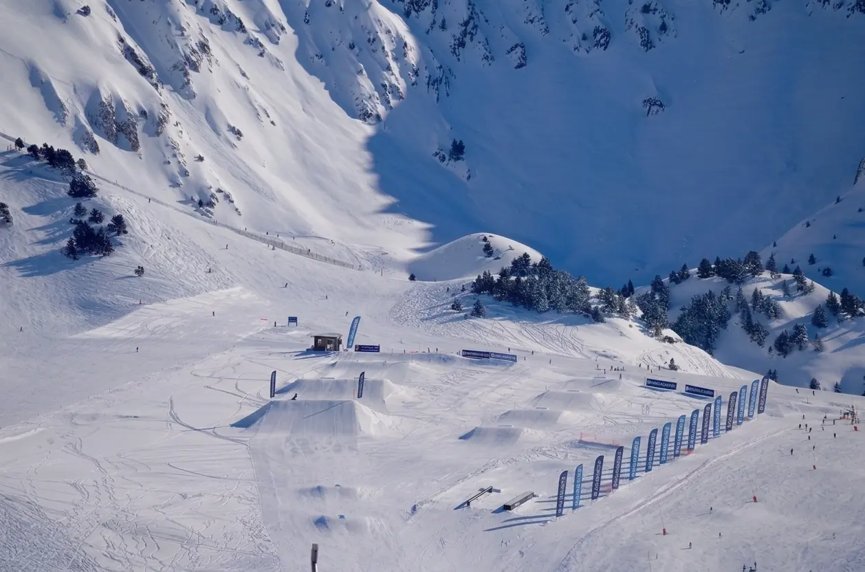 Snowpark Era Marmota em Baqueira Beret com as suas linhas de módulos sinalizadas