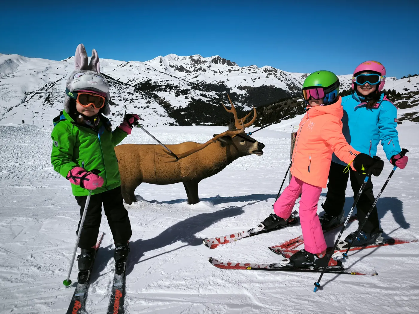 grupo de crianças em curso de esqui de várias famílias em Baqueira Beret — Alpine Ski Academy