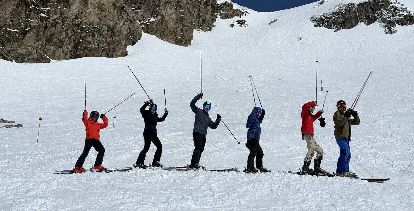 grupo de várias famílias em aula coletiva de esqui numa pista de Baqueira Beret — Alpine Ski Academy