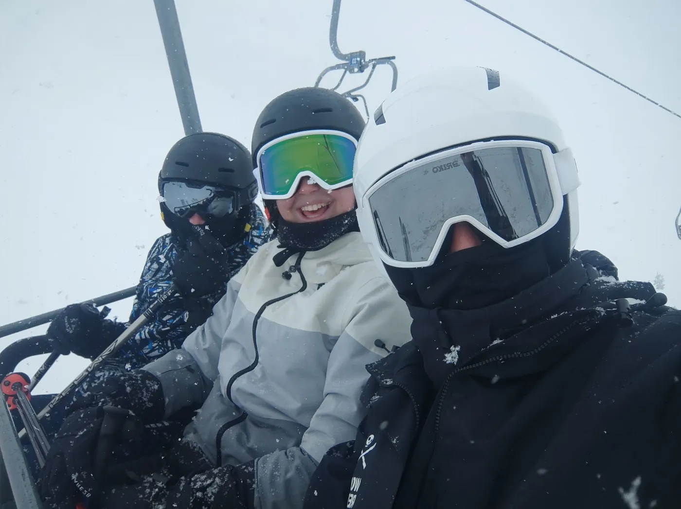 niñas debutantes sonriendo un día de nevada en Baqueira Beret — Alpine Ski Academy