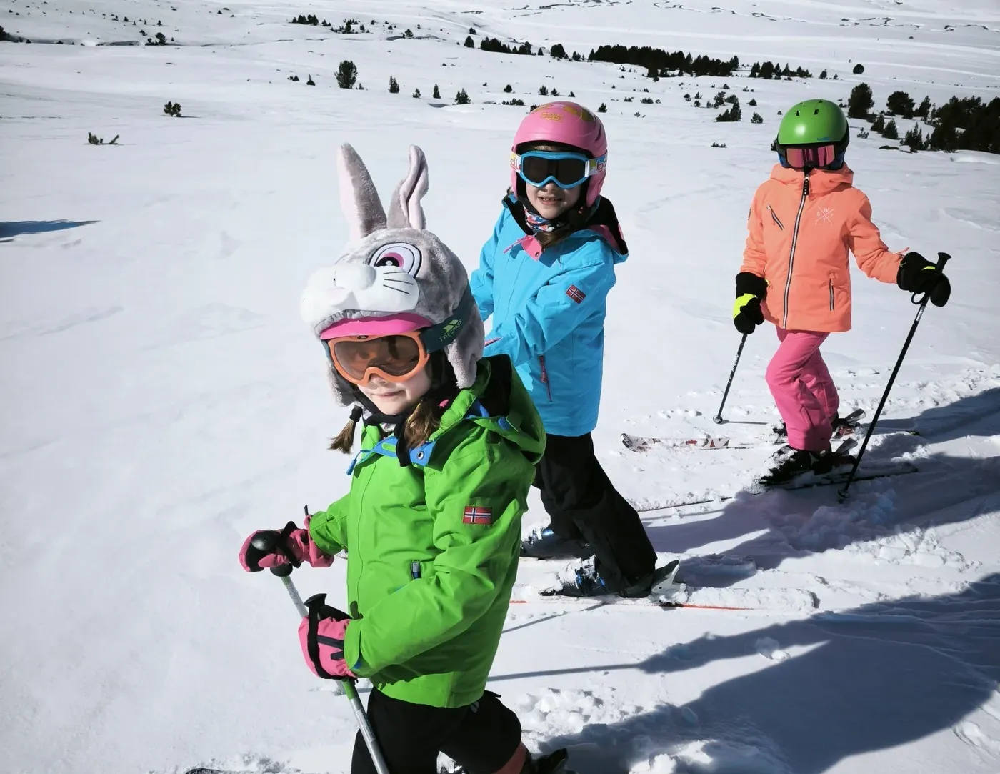 niñas pequeñas en su primera clase de esquí en Baqueira Beret — Alpine Ski Academy