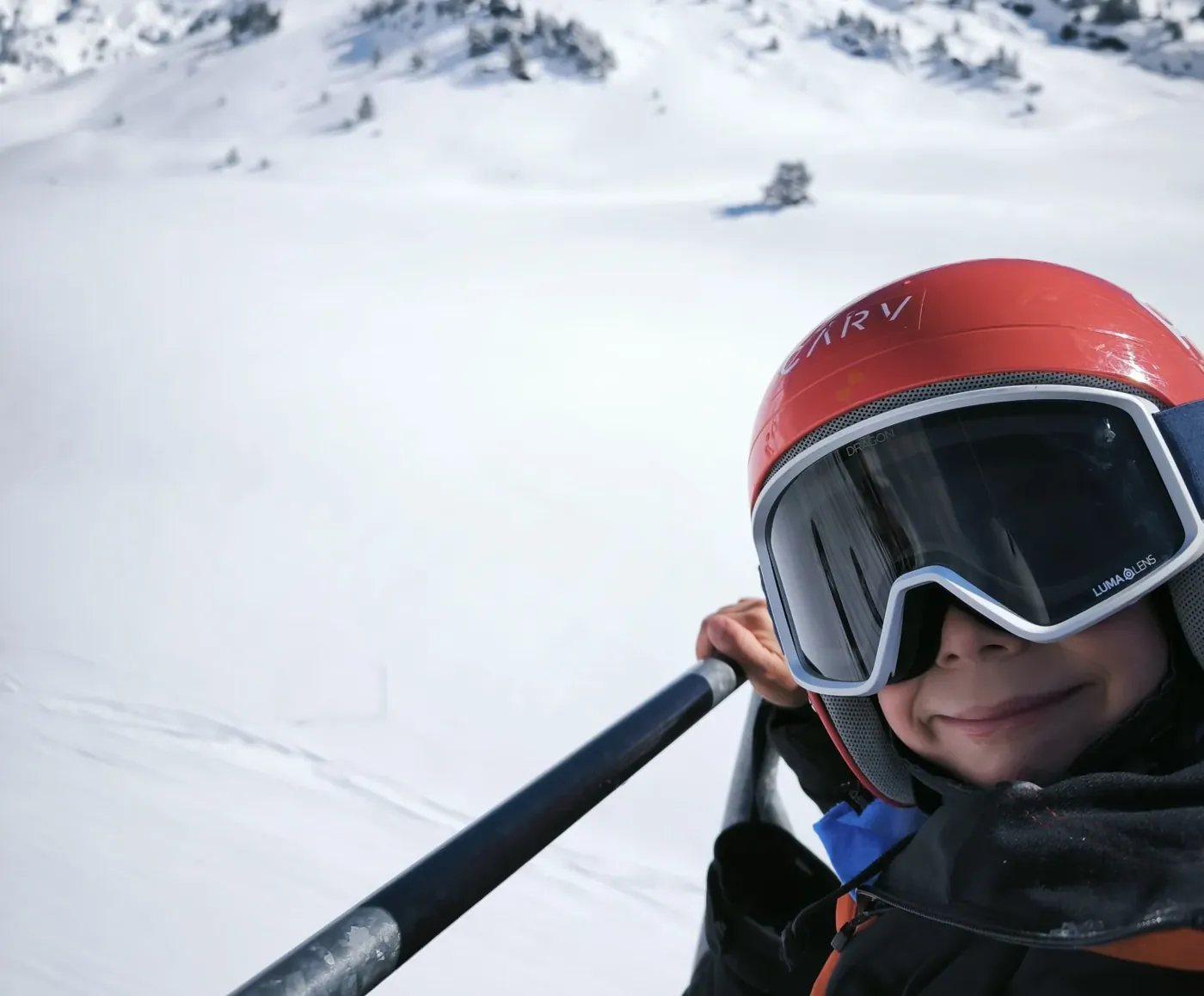 niño en el telesilla durante su clase de esquí en Baqueira Beret — Alpine Ski Academy