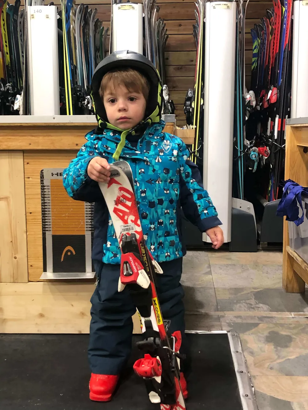 niño pequeño con casco y esquís antes de su primera clase en Baqueira Beret — Alpine Ski Academy