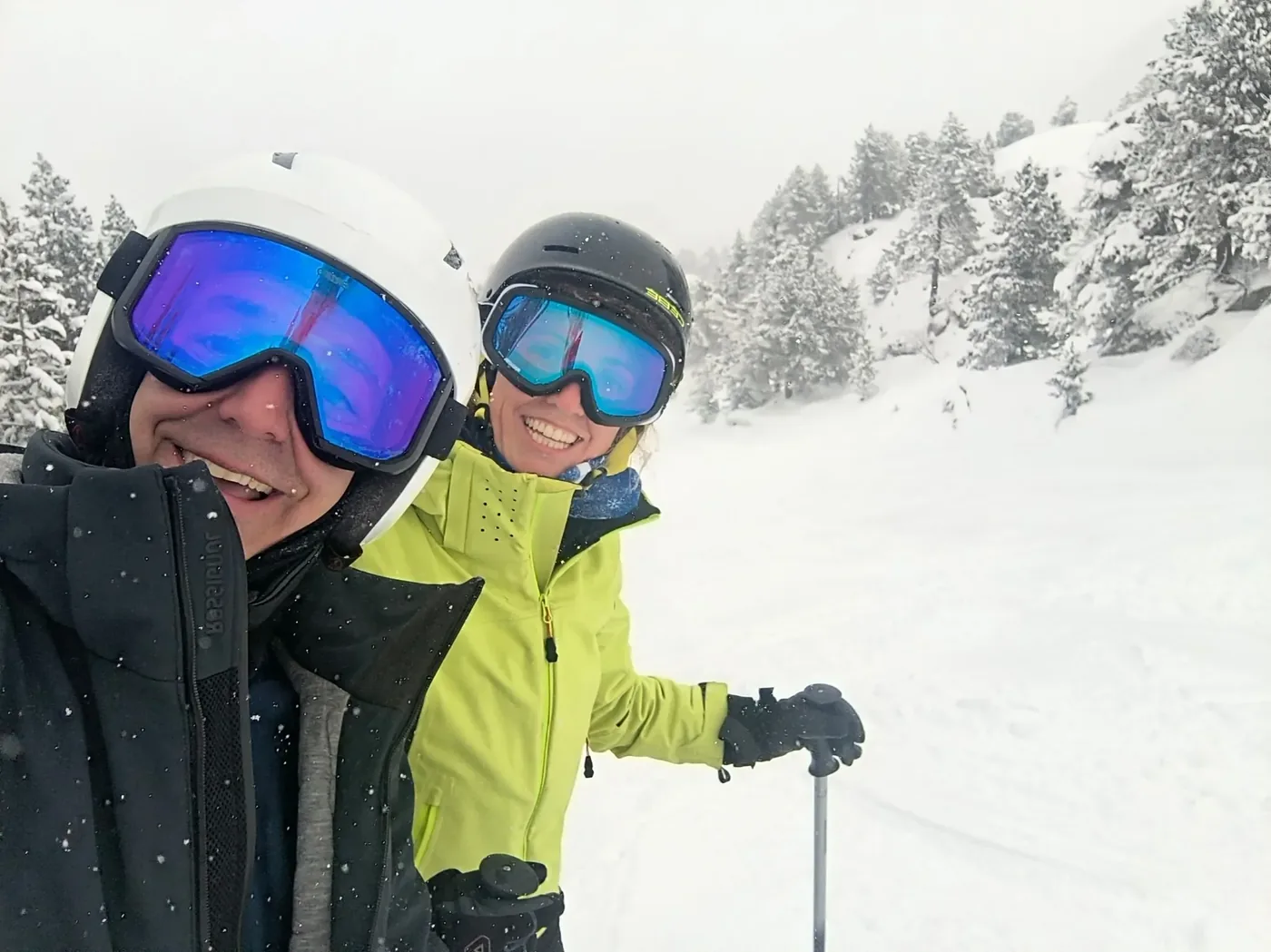 Skieurs dans le brouillard du secteur Saumet, à Baciver, Baqueira Beret — Alpine Ski Academy