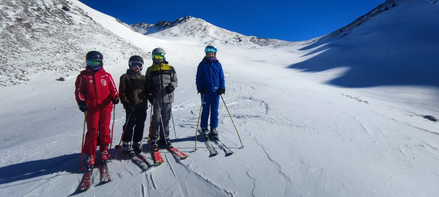 Groupe d'enfants en parallèle élémentaire sur un terrain large à Baqueira Beret — Alpine Ski Academy