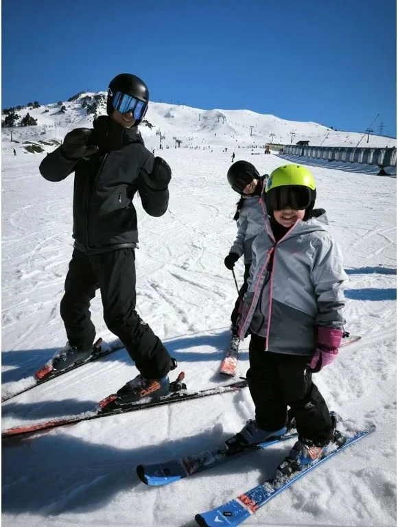 Fillettes skiant en parallèle élémentaire aux côtés de leur moniteur à Baqueira Beret — Alpine Ski Academy
