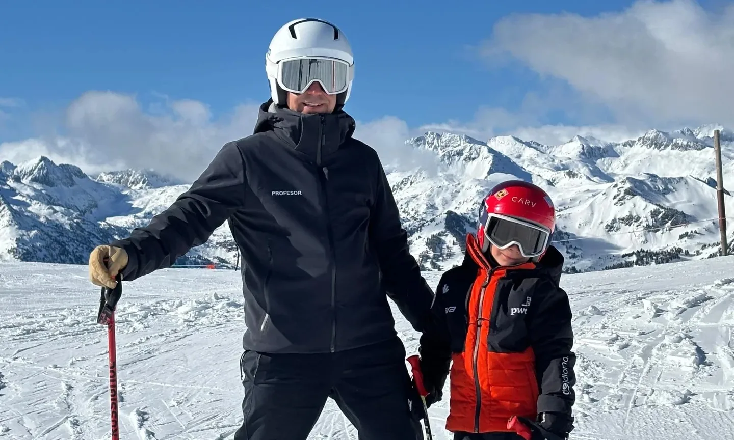moniteur de ski avec un enfant sur les pistes de Baqueira Beret — blog Alpine Ski Academy