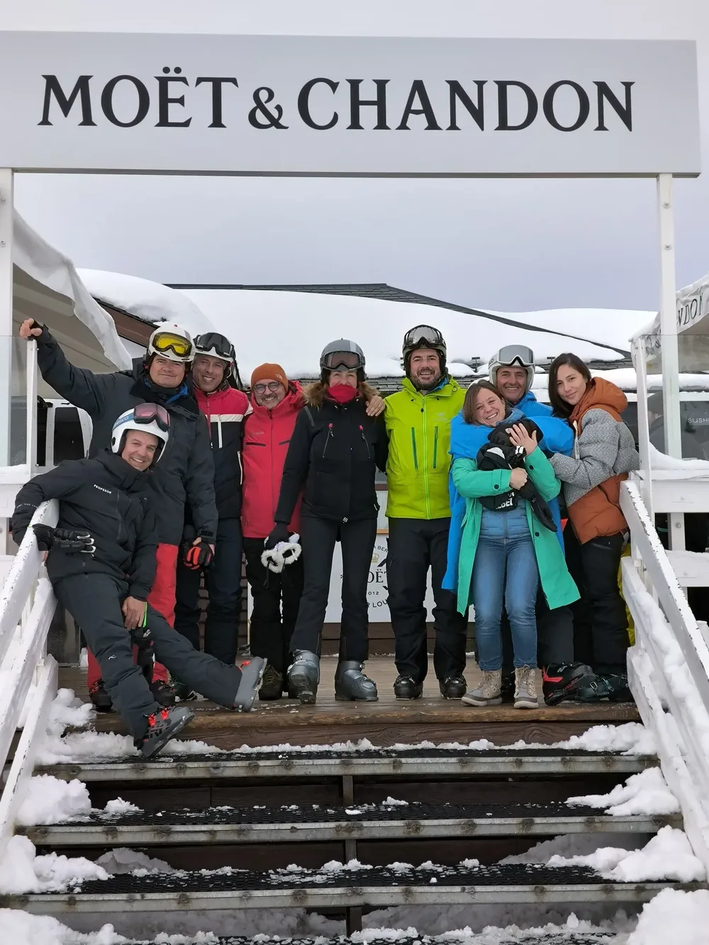 Équipe d'entreprise célébrant la clôture de son team building ski à Baqueira Beret — Alpine Ski Academy