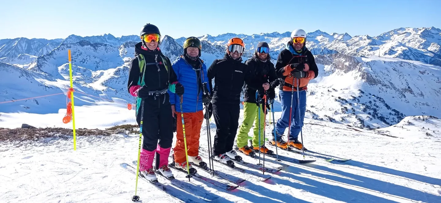 Groupe de skieurs d'entreprise réparti en sous-groupes de niveau à Baqueira Beret — Alpine Ski Academy