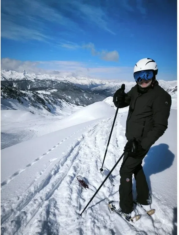 Skieur adulte satisfait après un cours de perfectionnement à Baqueira Beret — Alpine Ski Academy