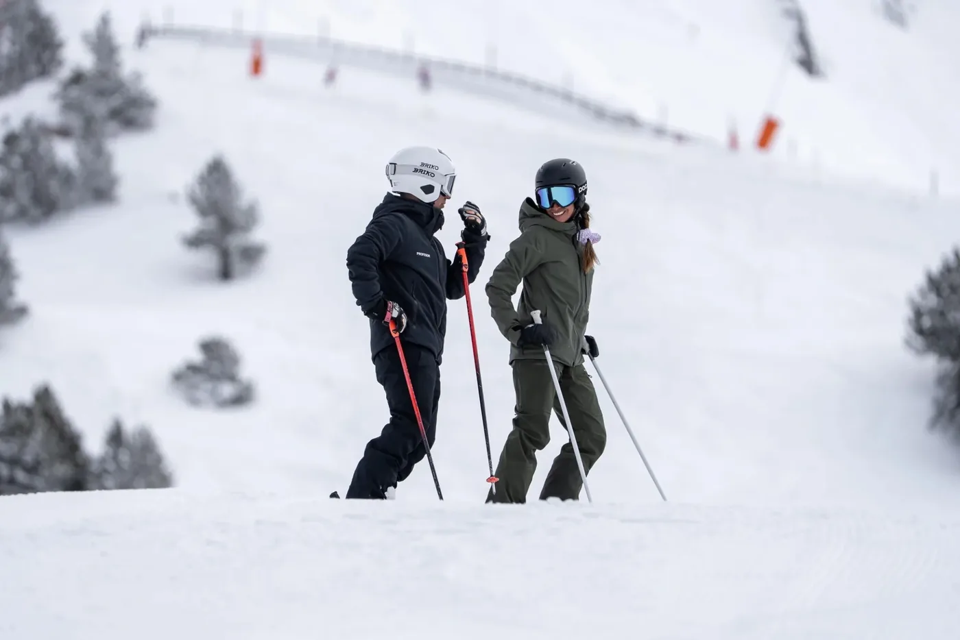 Moniteur et élève discutant pendant un cours particulier de ski à Baqueira Beret — Alpine Ski Academy