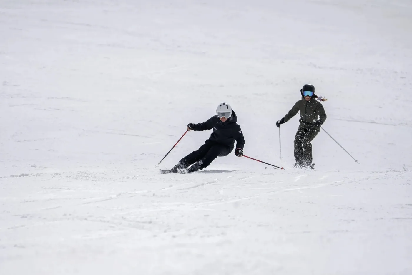 Moniteur et élève skiant ensemble en cours particulier de niveau avancé à Baqueira Beret — Alpine Ski Academy