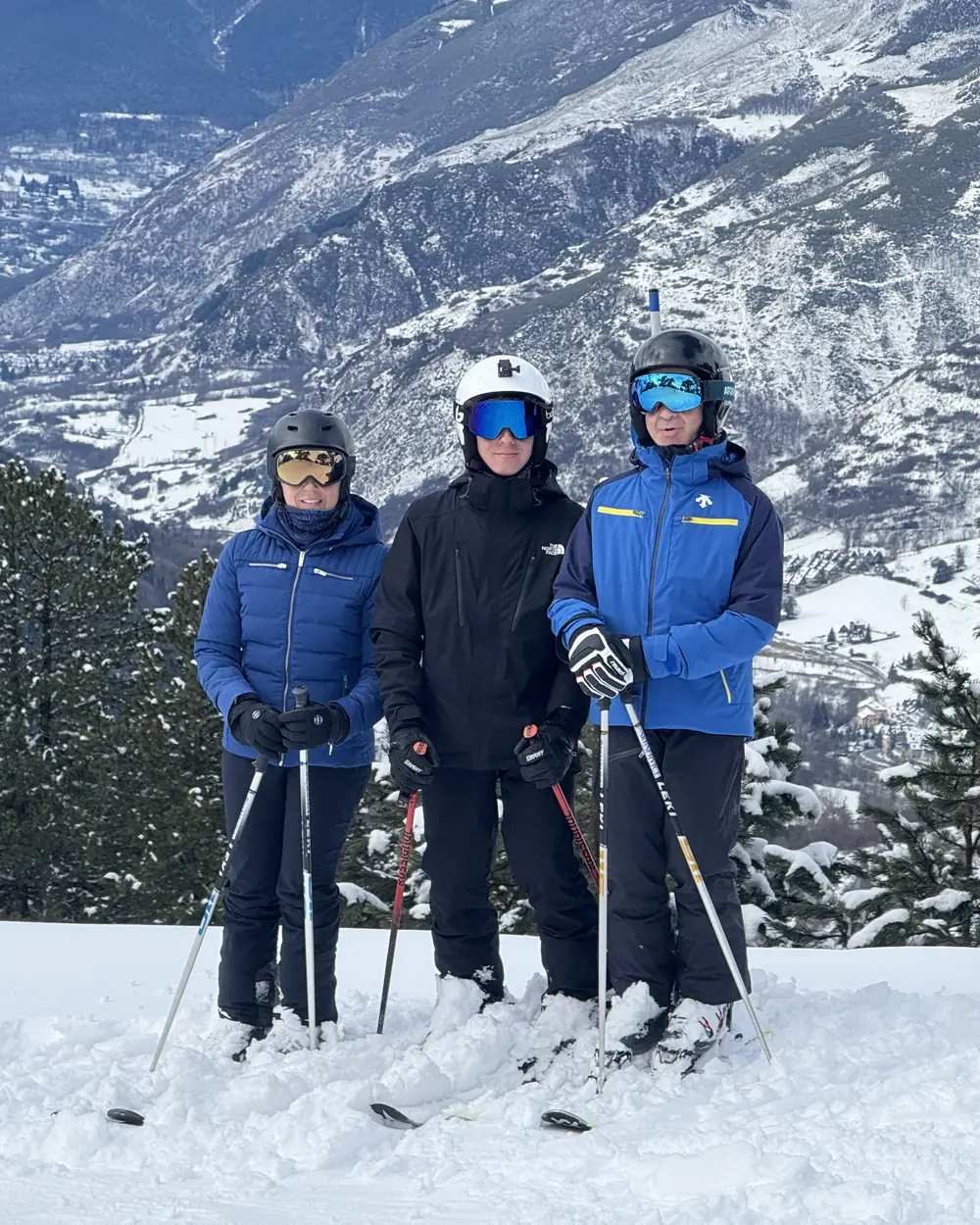 Esquiadores da Alpine Ski Academy num miradouro sobre o Vale de Arán em Baqueira Beret