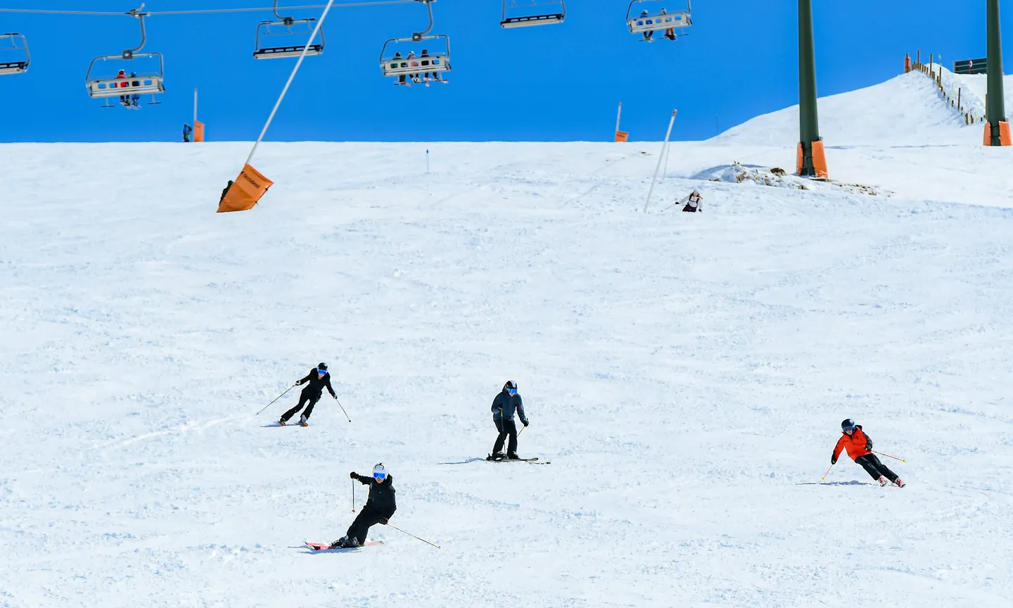 groupe de skieurs en conduite coupée sous le télésiège à Baqueira Beret — blog Alpine Ski Academy