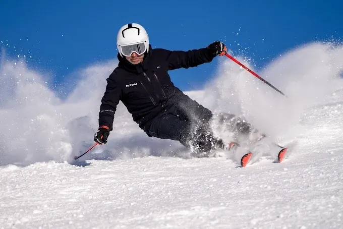 Instrutor da Alpine Ski Academy em projeção durante a condução cortada em Baqueira Beret