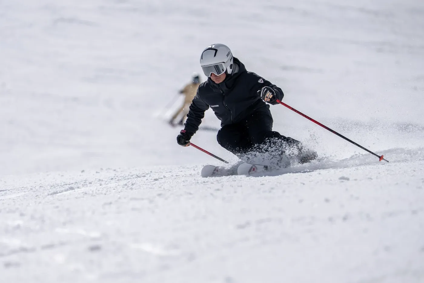 Víctor Puche, instrutor TD3 da Alpine Ski Academy, em condução cortada em Baqueira Beret