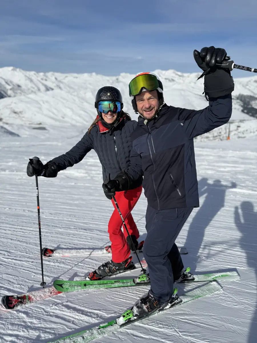Couple à ski en décembre, au début de la saison, à Baqueira Beret — Alpine Ski Academy