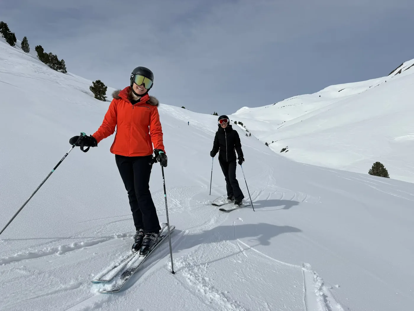 Deux skieuses sur des pistes calmes et peu fréquentées à Baqueira Beret — Alpine Ski Academy