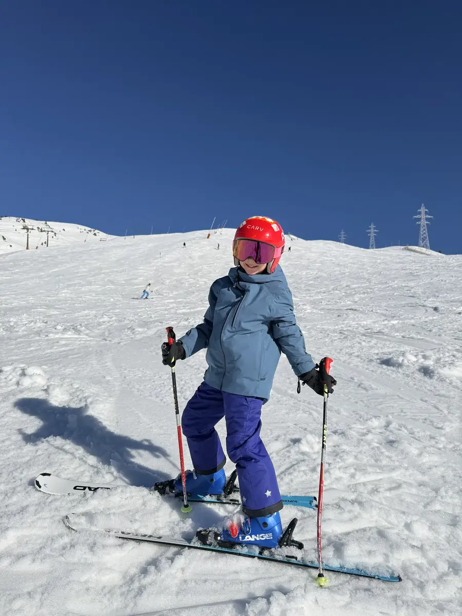 Fillette en cours particulier de ski en tenue d'hiver complète à Baqueira Beret — Alpine Ski Academy