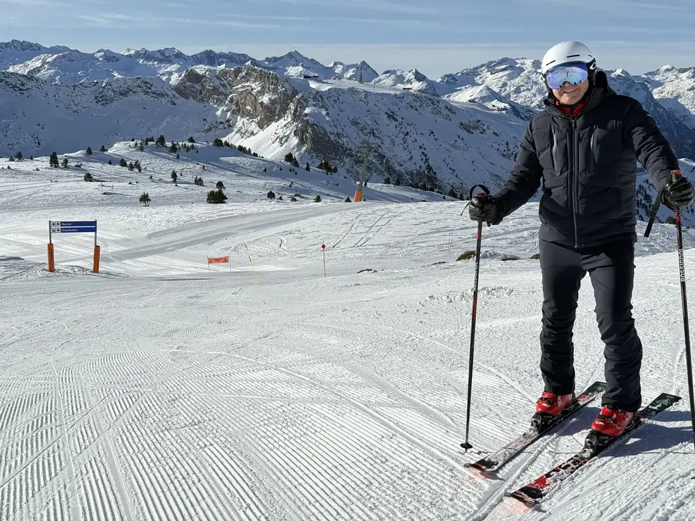 Piste fraîchement damée et sans skieurs un matin de janvier à Baqueira Beret — Alpine Ski Academy