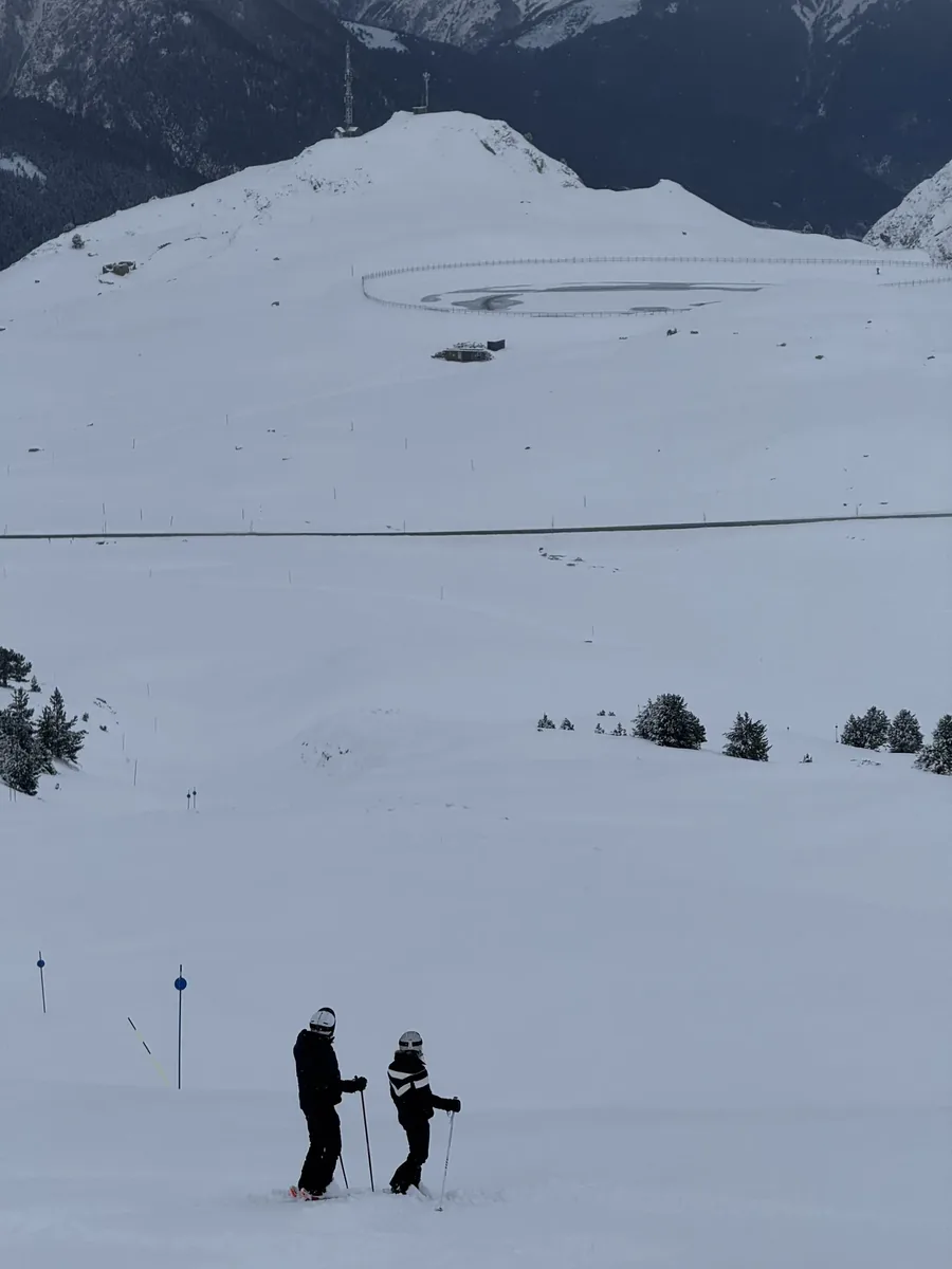 Deux skieurs seuls sur des pistes vides pendant une semaine calme à Baqueira Beret — Alpine Ski Academy
