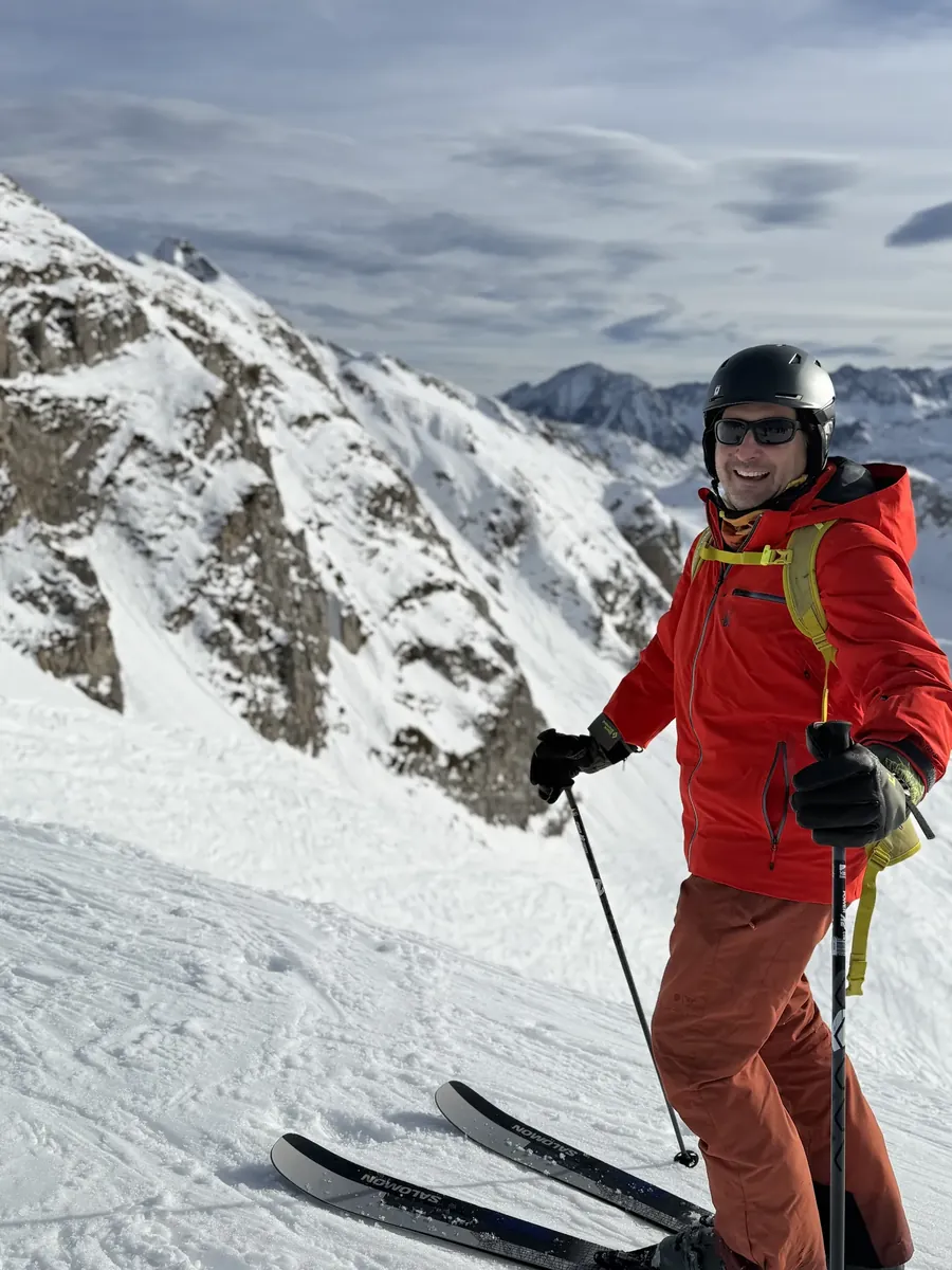 Esquiador en terreno de alta montaña dentro del dominio esquiable de Baqueira Beret — Alpine Ski Academy