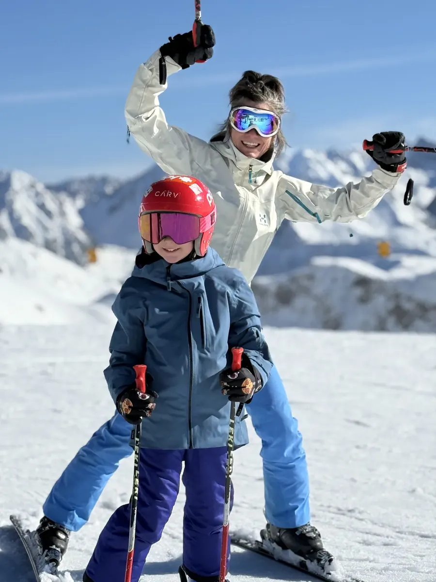 Profesora de esquí con una niña en clase particular en Baqueira Beret — Alpine Ski Academy