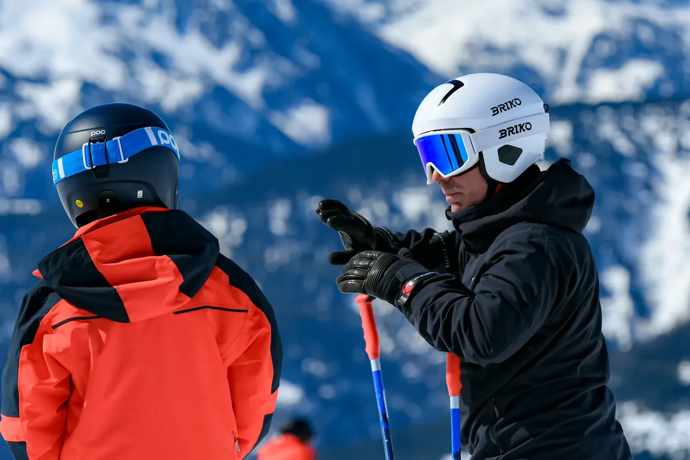 Profesor de esquí corrigiendo la técnica de un alumno en Baqueira Beret — Alpine Ski Academy