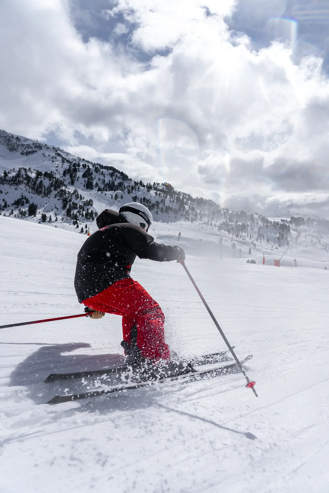 Demonstration of turns on a groomed piste, as in the alpine skiing entrance test in Baqueira Beret — Alpine Ski Academy