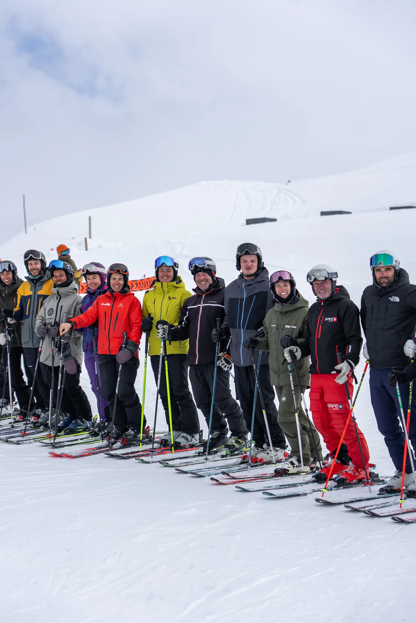 Group of TD1 and TD2 alpine skiing students with SAFE Formación in Baqueira Beret — Alpine Ski Academy