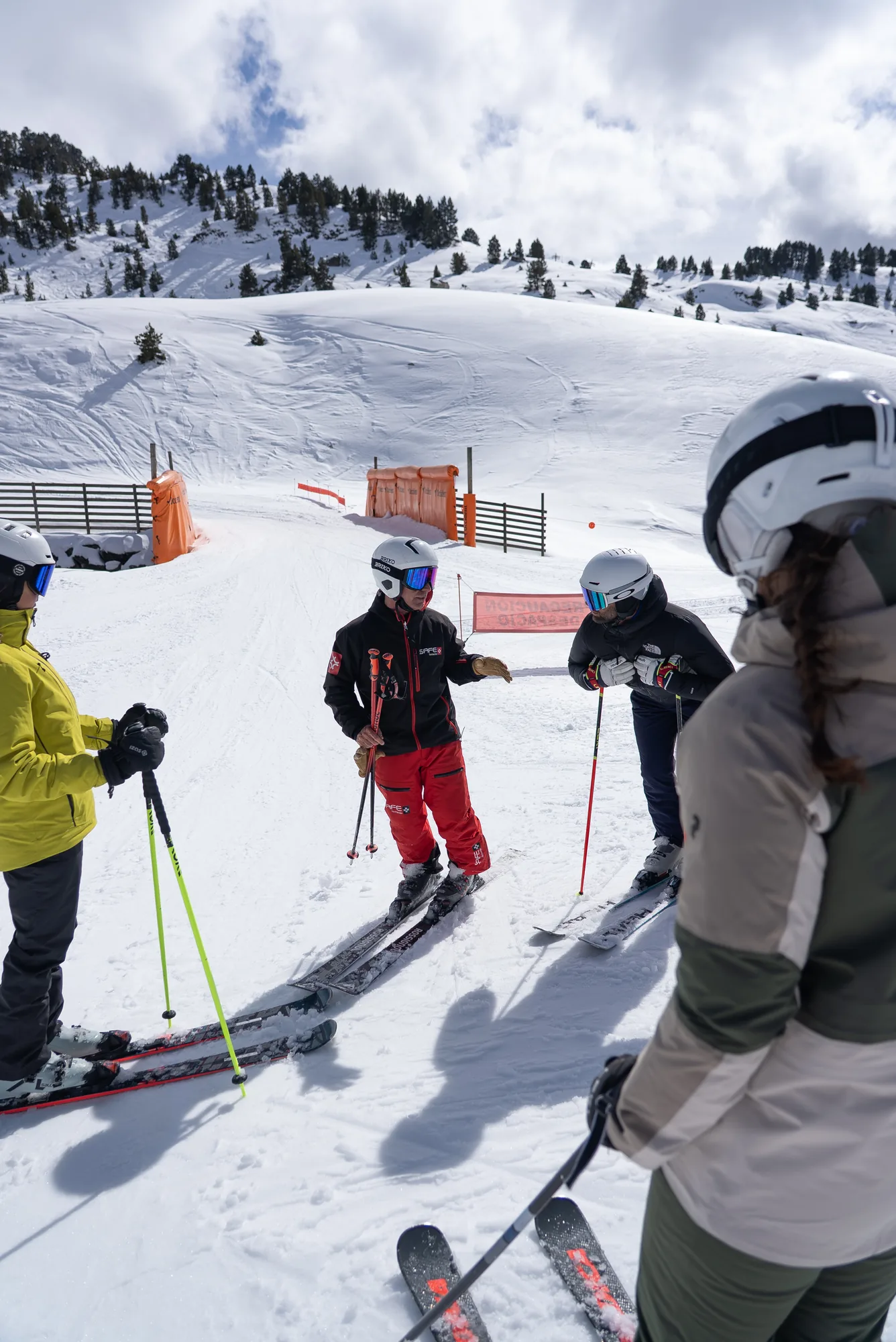 SAFE Formación trainer explaining a teaching progression to trainee ski instructors in Baqueira Beret — Alpine Ski Academy