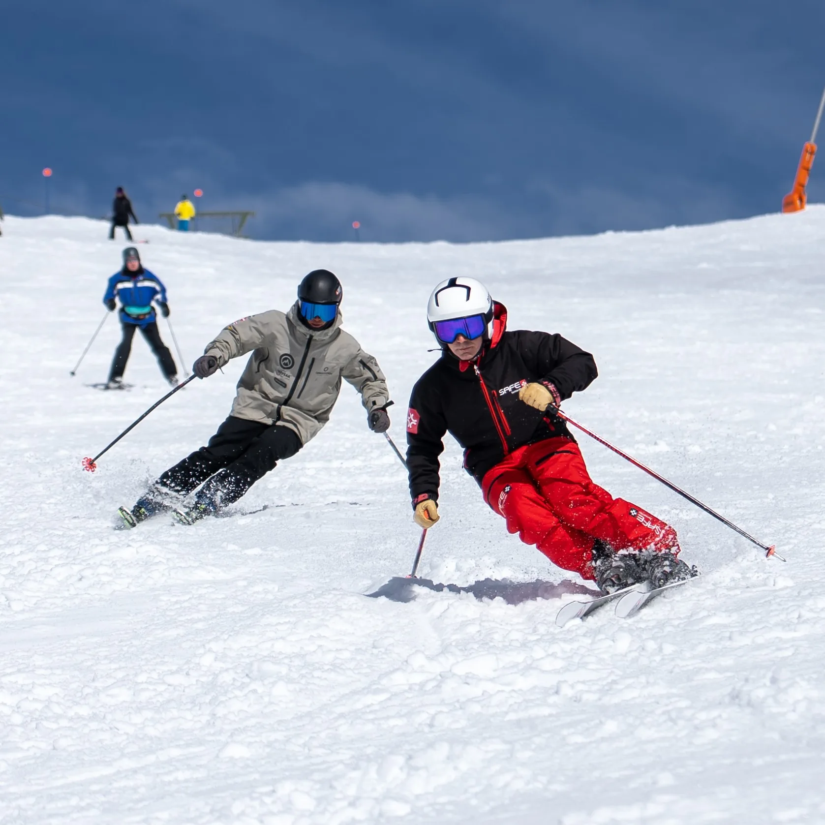 Trainer and candidate skiing side by side to prepare the TD1 entrance test in Baqueira Beret — Alpine Ski Academy