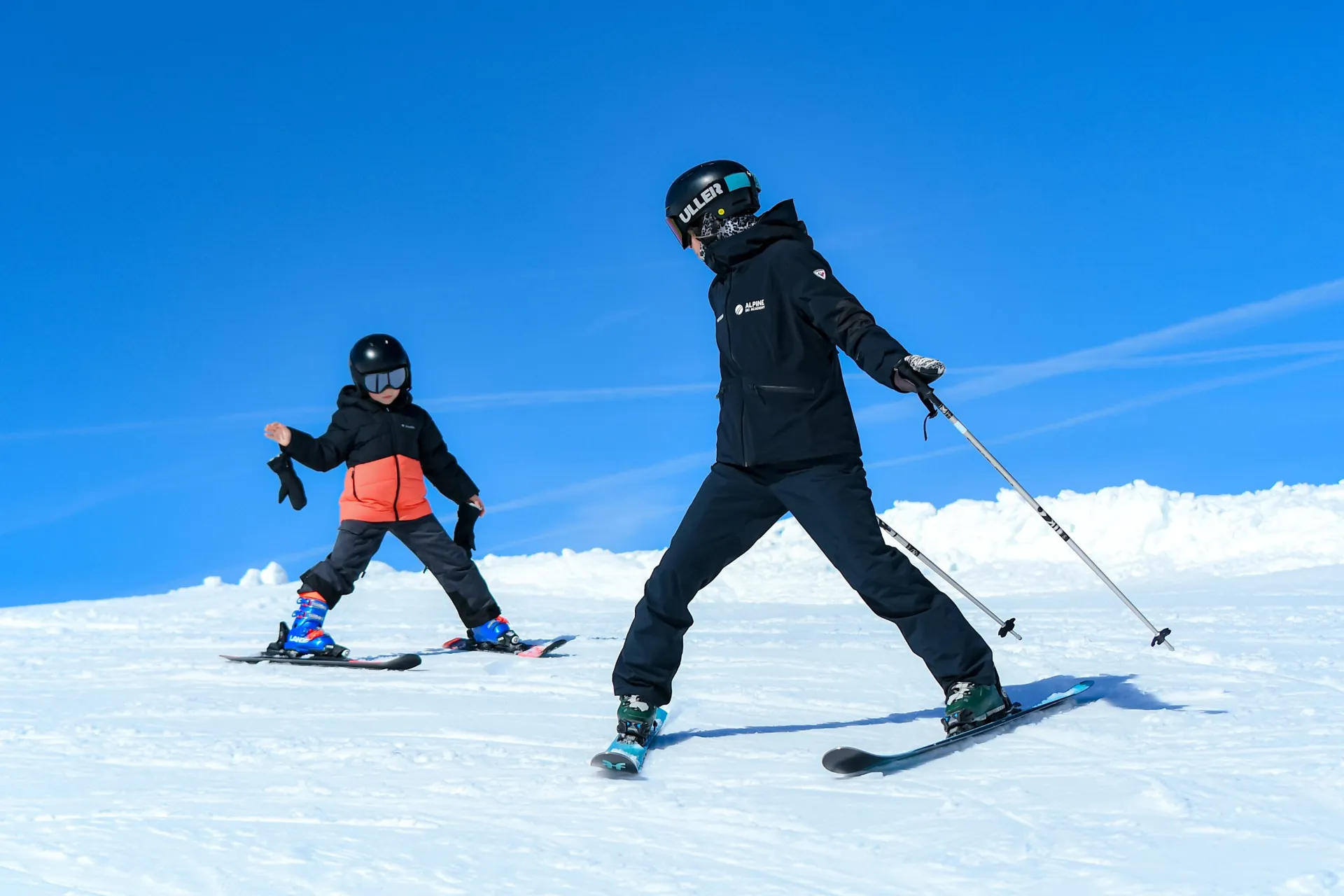 Antonia Serra, monitora d'Alpine, amb un nen principiant fent la cunya a Baqueira Beret — Alpine Ski Academy