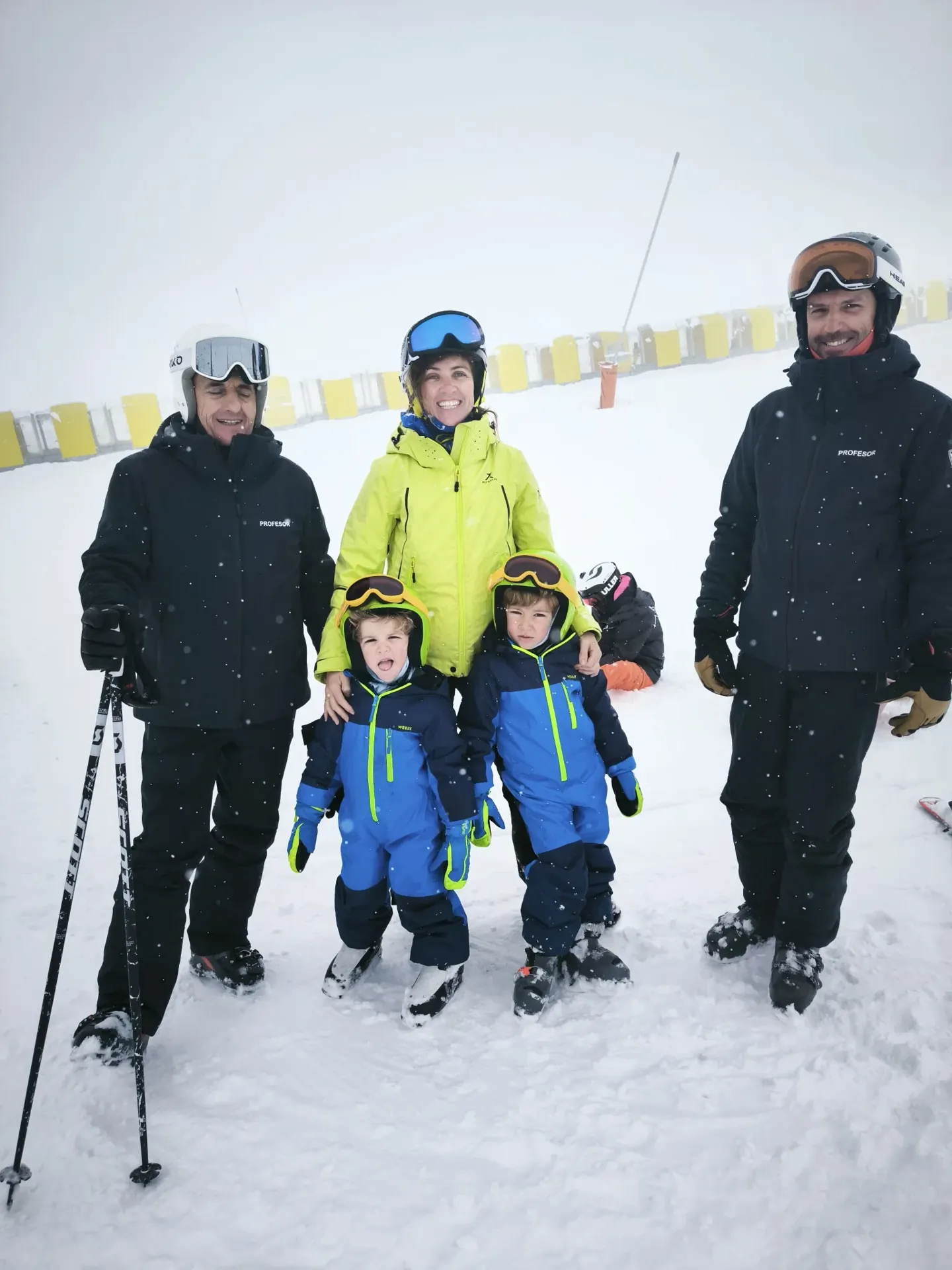 Família amb dos germans petits i els seus monitors després de la classe d'esquí a Baqueira Beret — Alpine Ski Academy