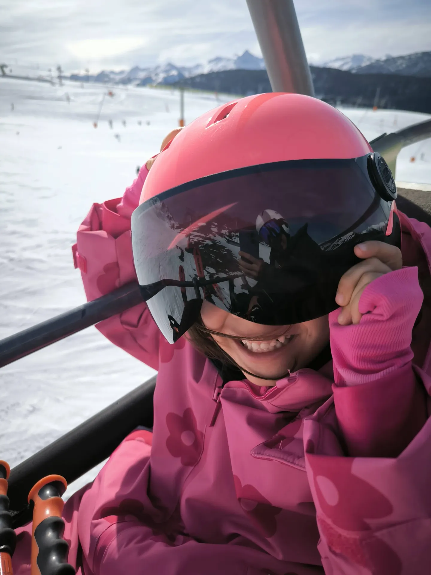 Nena somrient a la telecadira després de la seva classe d'esquí de tarda a Baqueira Beret — Alpine Ski Academy