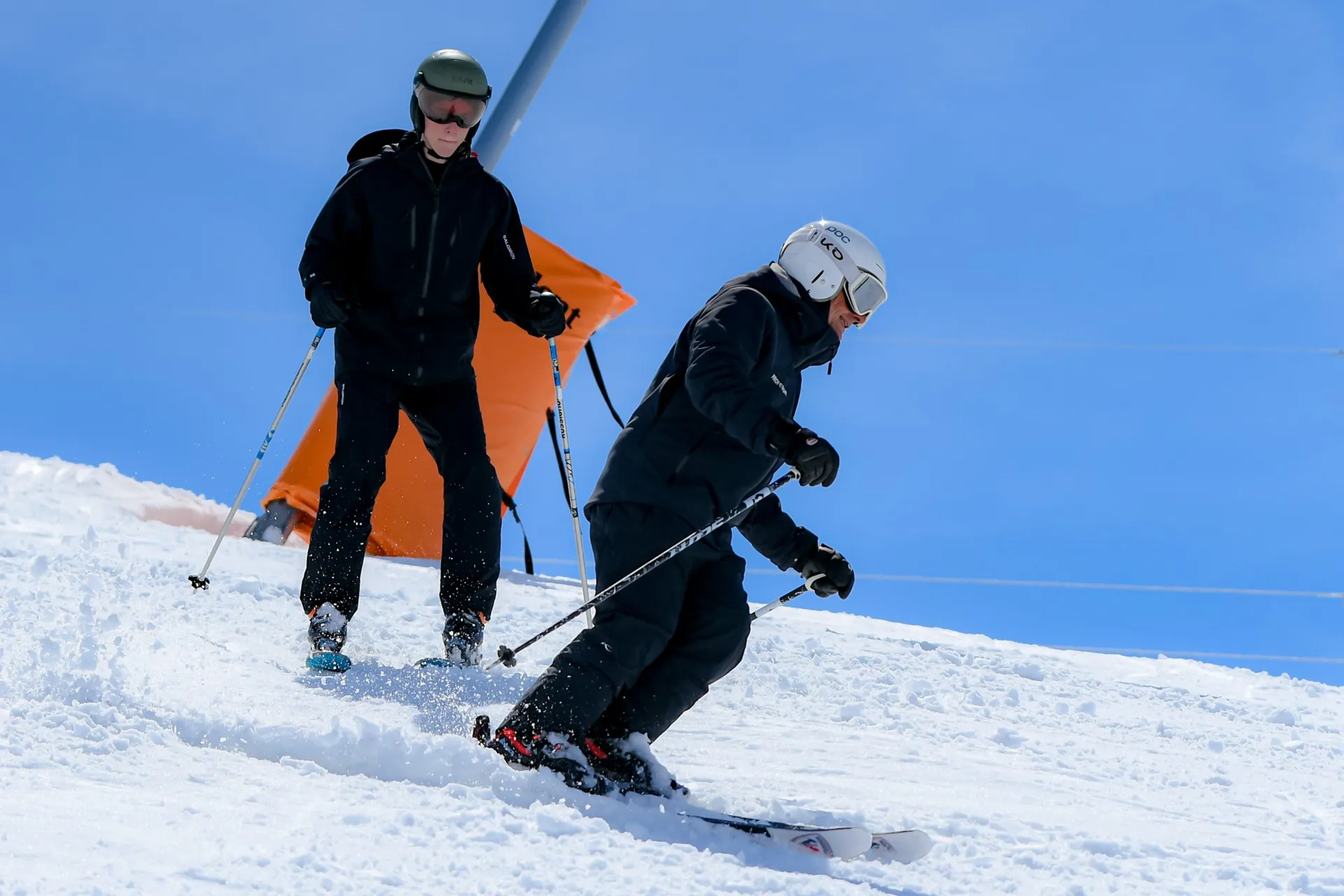 Aluno de nível C a seguir o instrutor em paralelo elementar em Baqueira Beret — Alpine Ski Academy