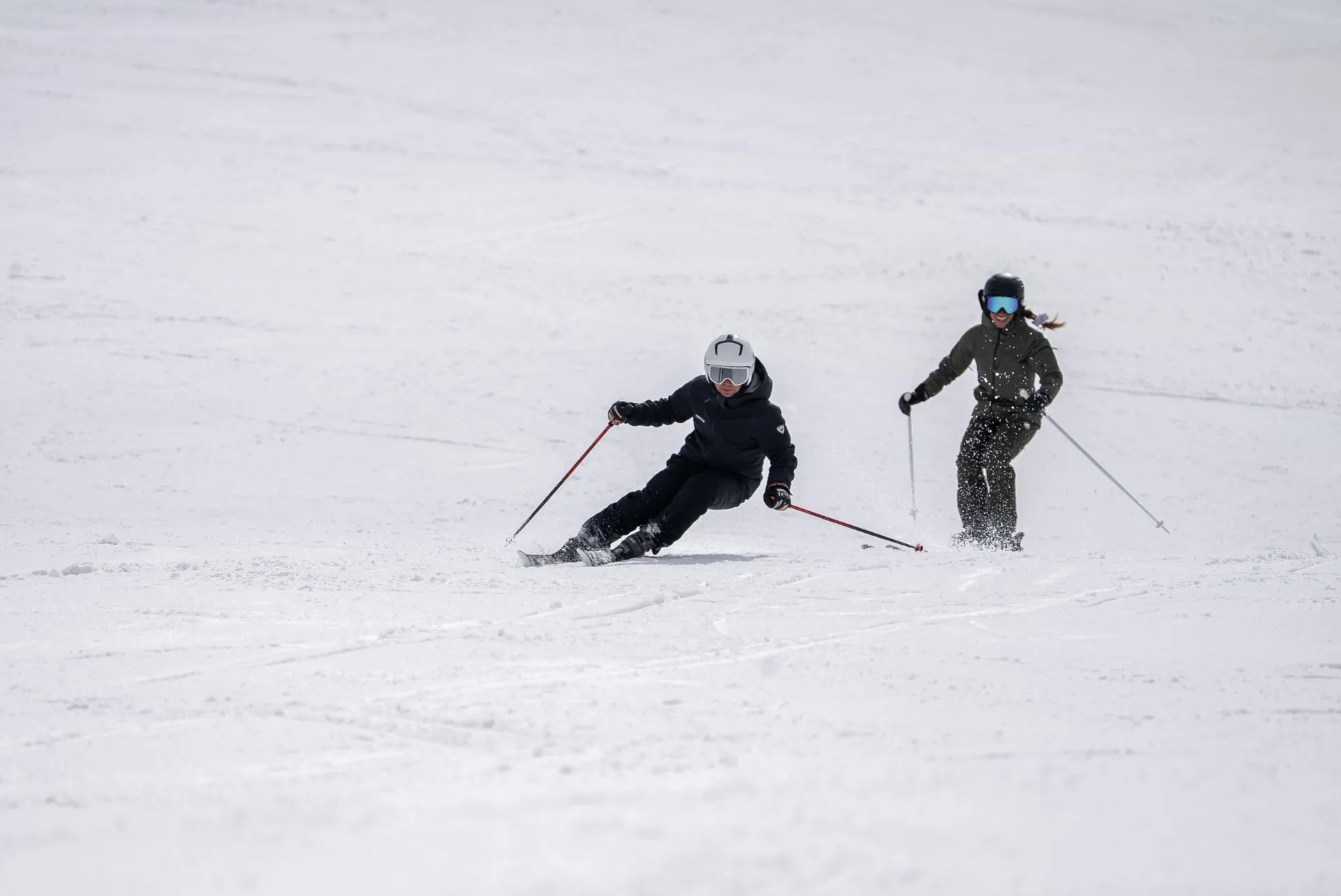 Esquiador de nível avançado (E-F) numa curva de condução cortada com angulação em Baqueira Beret — Alpine Ski Academy