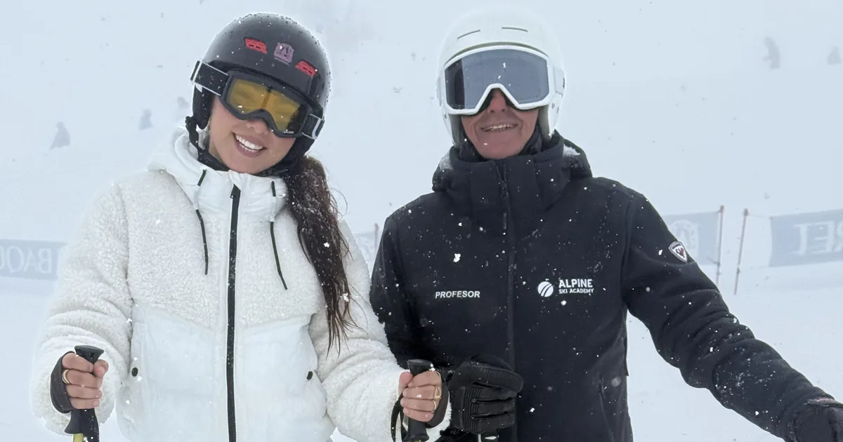 Instrutor da Alpine Ski Academy com uma aluna adulta na pista em Baqueira Beret, antes de avaliar o seu nível de esqui