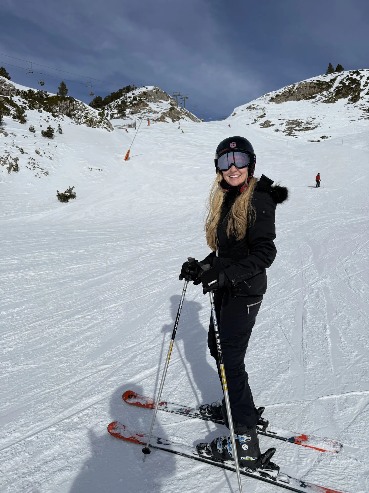 Esquiadora sonriente y relajada en pista tras ganar confianza en Baqueira Beret — Alpine Ski Academy