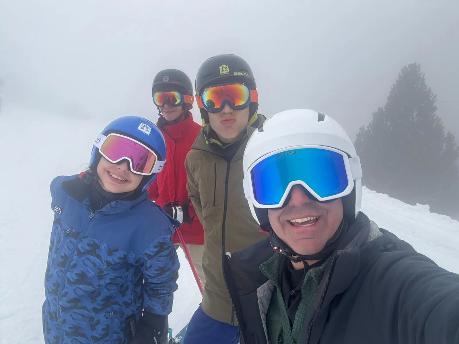 Víctor Puche, profesor de esquí TD3, con tres jóvenes alumnos en un día de niebla en Baqueira Beret — Alpine Ski Academy