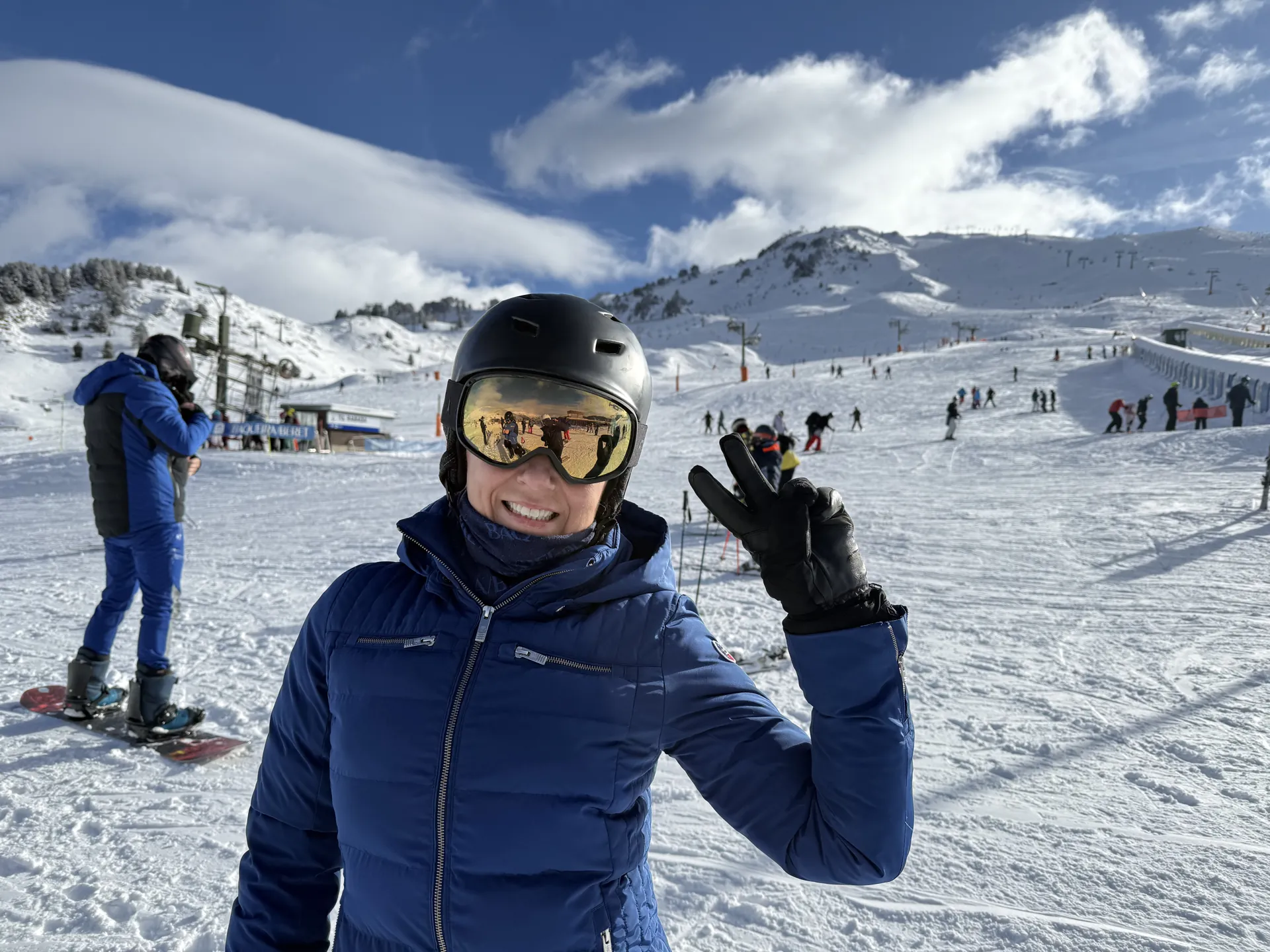 Esquiadora sonriente en una zona de pistas concurrida de Baqueira Beret — Alpine Ski Academy